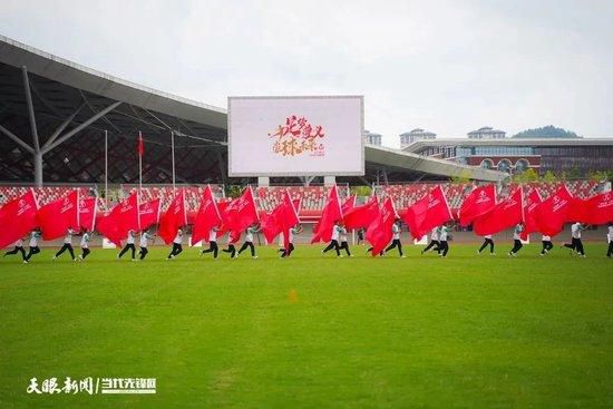 马赛，一位持续作案的反常杀手在一些富人别墅里强横女子以后，将被害人殴打致死。乾探路易·施耐德受命睁开查询拜访。施耐德因女儿在几年前的一场车祸中丧生、老婆也毕生伤残而心力交瘁，他酿成了酒鬼。年青女子茱丝蒂娜因25年前亲目睹到双亲被残暴杀戮而难以降服曩昔的梦魇，并且她得知凶手行将被开释。她因凶手将获释一事而与施耐德走到一路。本片的导演奥利维埃·马夏尔当过差人，他曾于2004年推出《金银匠滨河路36号》（36 QUAI DES ORFEVRES，司法差人局局址）。《MR 73左轮枪》按照他1981年介入查询拜访的一部真实案件改编，片名指的是马努兰厂（MANURHIN）1973年出厂的“巨蟒”357型左轮枪，法国宪警精锐军队都利用这类兵器。